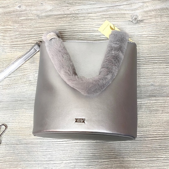 NWT super cute silver bucket purse with faux fur handle crossbody shoulder strap - Picture 2 of 9